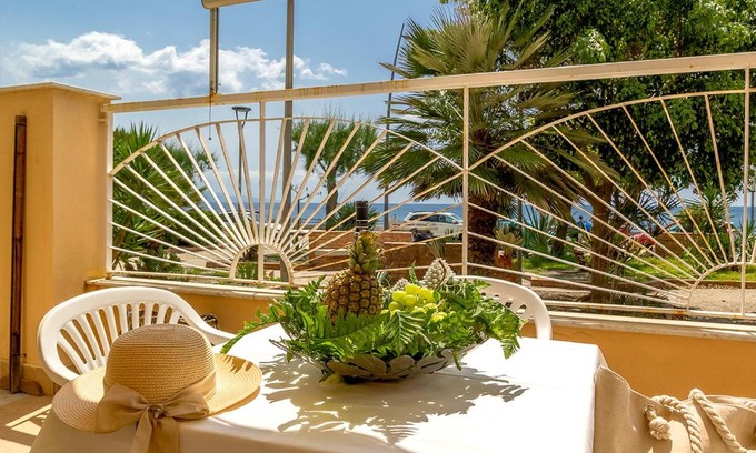 Roccalumera Apartment | Casa Morgana-Beachfront