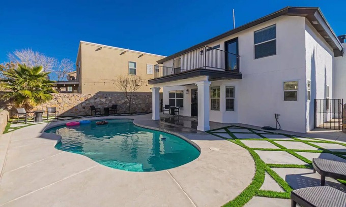 El Paso House | Casa Nico - Contemporary Home with Pool & Gym