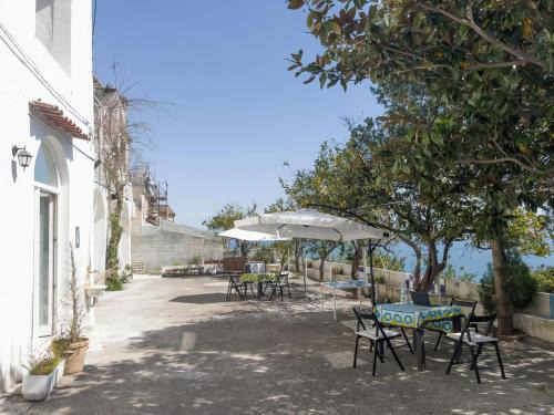 Benincasa Bed & Breakfast | Casa Ninà- Camere con Vista Mare e Terrazza a Raito, Costiera Amalfitana