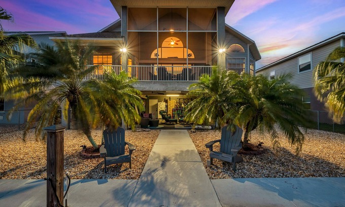 Hudson House | Casa Oceana! Waterfront paradise! Kayaks Paddle Boards at the beach