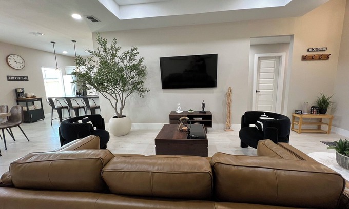 Edinburg House | Casa Olivo: Feel Right at Home