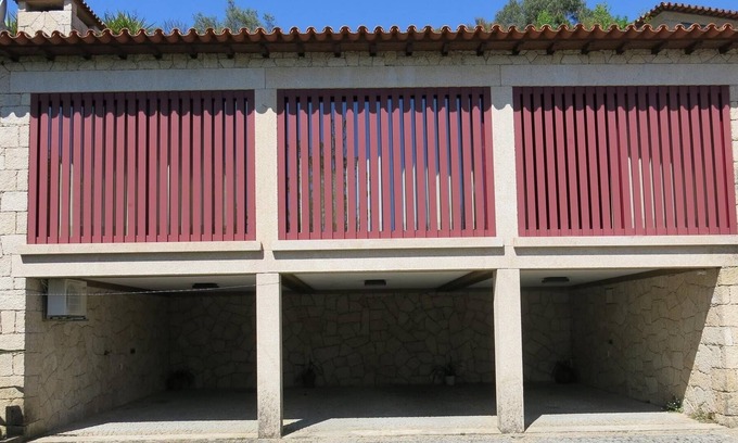 Amares House | Casa para férias totalmente equipada com garagem e jardim privativo
