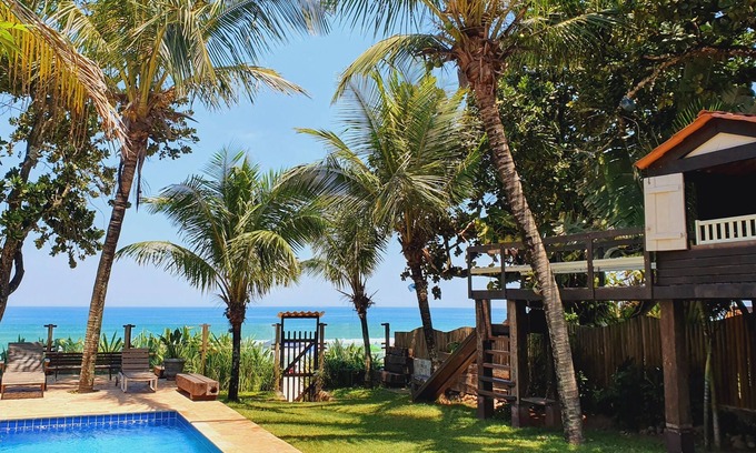 Maresias House | Casa Pé na Areia in Maresias, watch the video together with the photos of the house.