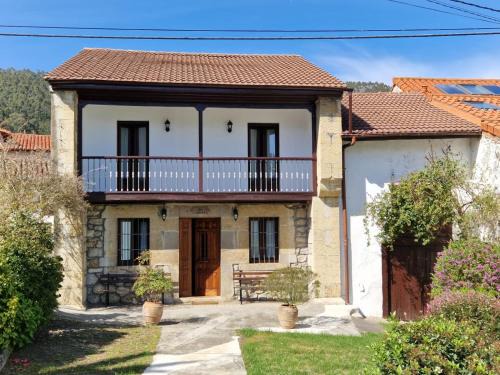 Pesues House | Casa rústica con jardín en Pesués