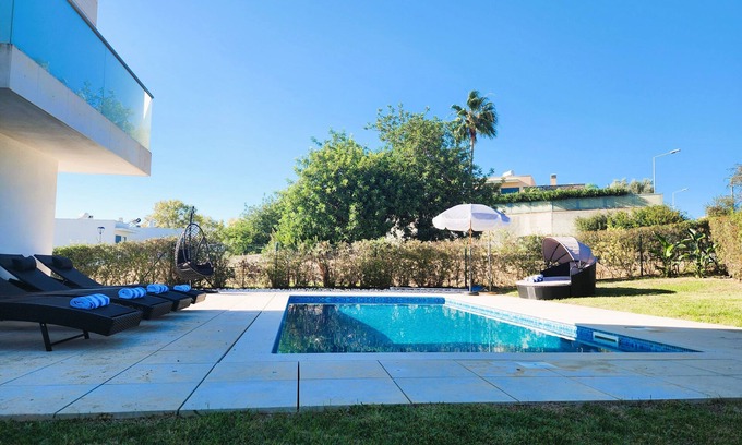 Alcantarilha House | CASA ROGEL: PRIVATE HEATED POOL, GAMES, WIFI, WALK TO TOWN, 5 MIN DRIVE TO BEACH