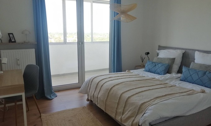 Oberhausen-Sud Apartment | Casa Sunset, close to the city, top view, 1 min to streetcar and bus