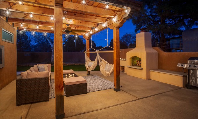 Alamedan Valley House | CASA de Los Ranchos 4BR/2BA North Valley Greenbelt, Trails, Shopping & Dining.