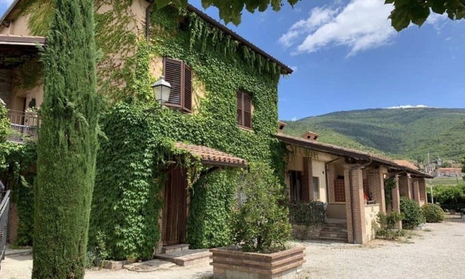 Fossato di Vico Condo | Casa Vacanza con Piscina e Campo da Padel
