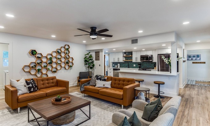North San Antonio - SAT House | Casa Verde - POOL - Sleeps 12 - 8 minutes from Airport