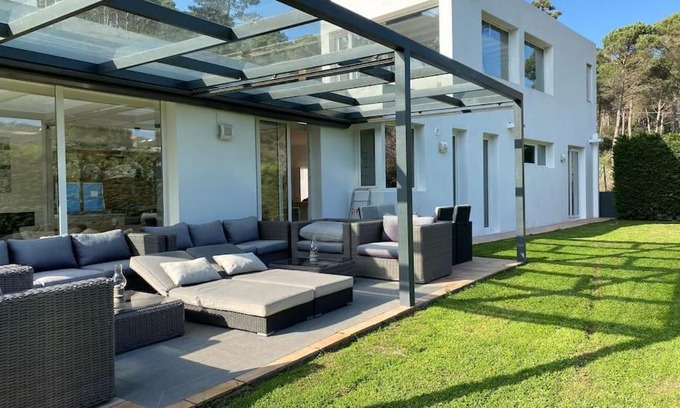 Begur Villa | Casa y loft minimalista, jardín y parking privado