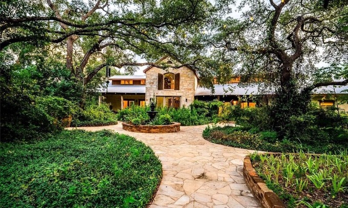 La Hacienda Estates House | Casadecas at Hudson Bend Ranch - Wedding, Event, Retreat, and Vacation Rental