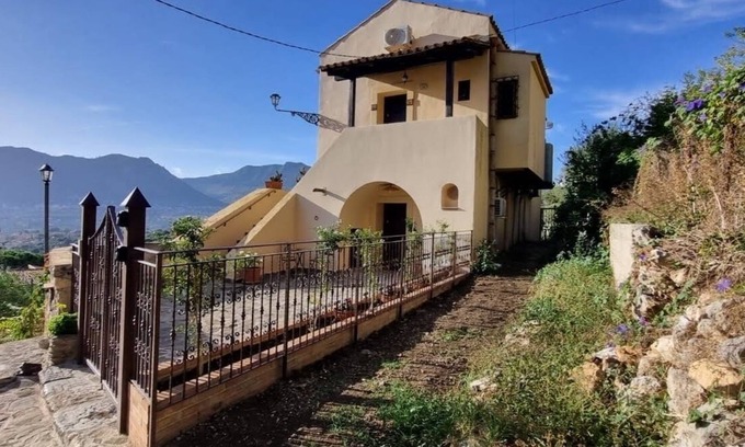 Monreale Apartment | Casale di Sicilia for 3