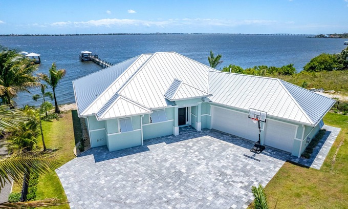 Tropic House | Casamigos. Luxury waterfront-Swim with Dolphins-Private Beach. Pet Friendly!
