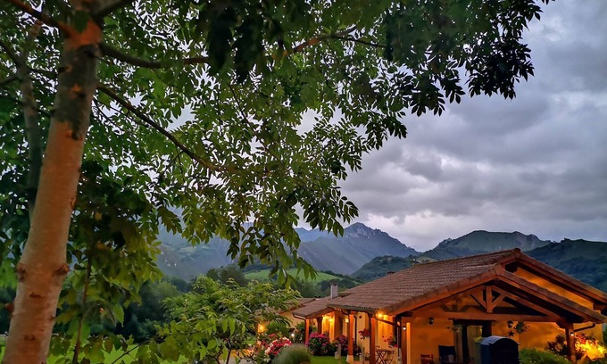 Peruyes Ski Chalet | Casas Rurales Entre Castaños. Asturias.2 Casas Entre el mar y la Montaña