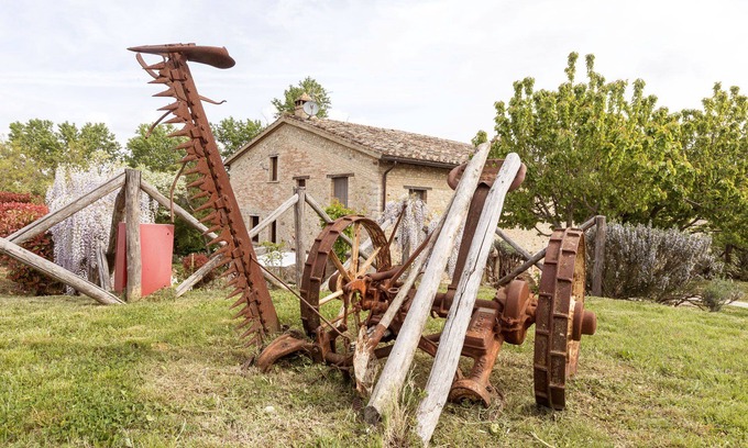 Montone House | CasAvena luxury country house with big garden near Montone. 25m from PG airport