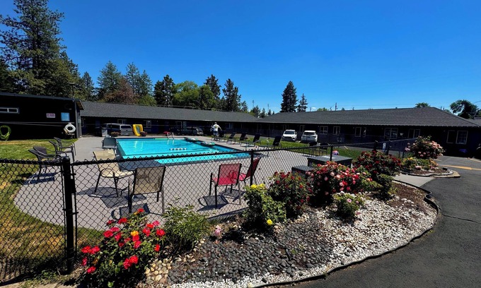 Larkspur Hotel | Cascade Lodge