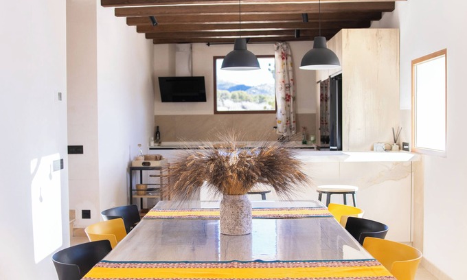 Onil Cottage | Caseta Blanca, located in Onil, Alicante.