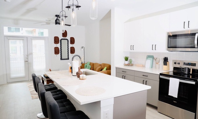 Milwood Apartment | Casita Cactus - King Suite near Domain - with Gym and Pool