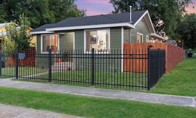 Eastside Promise Neighborhood House | Casita Clover/Downtown/Alamo Dome/Frost Bank Center/Fort Sam Houston AFB