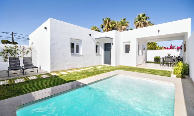 Chiclana de la Frontera House | Casita Meraki 3 with Heated Indoor Pool, Garden, Terrace and Wi-Fi