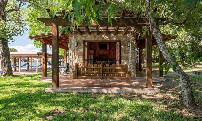 Burnet House | Casita Grove-2 Lakeside Homes w/Casita & Boat Lift