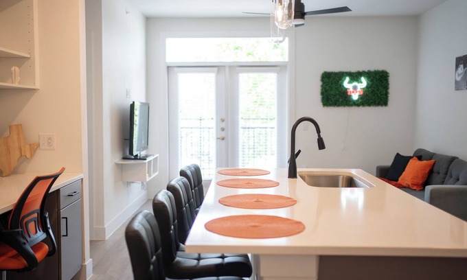 Milwood Apartment | Casita Longhorn - 10 mins from Q2 - Boats for Rent