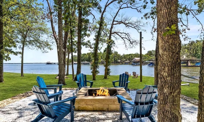 Cedar Creek Reservoir House | Casita on the Cove with Bunkhouse, Cinema Room and Hot Tub