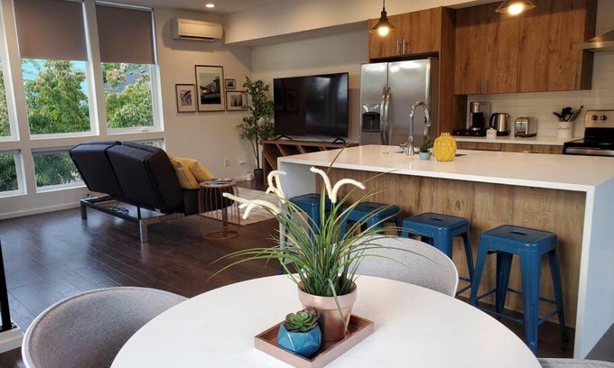Fairmount Park Apartment | Casper King Bed w/Private office & Rooftop Deck