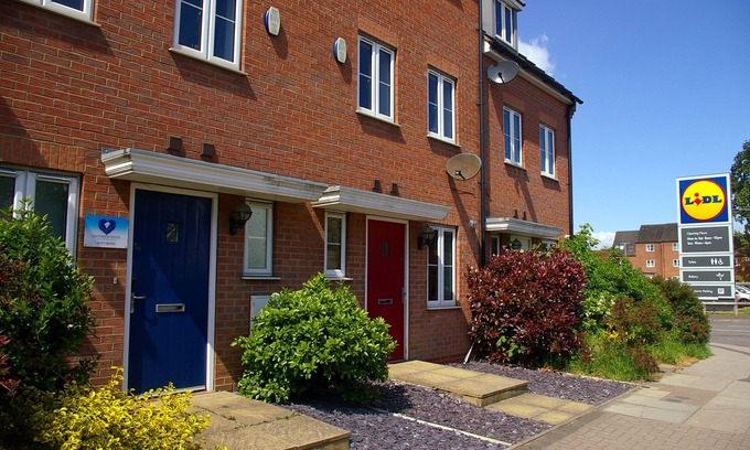 Grimsby House | Caspian House (4 Bedrooms) - Serviced Accommodation