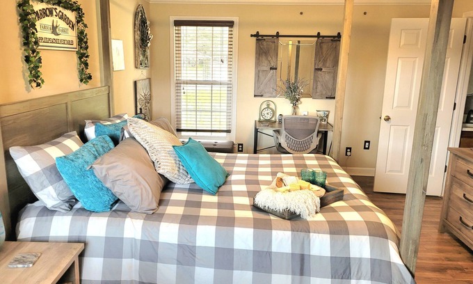 Jackson County Bed & Breakfast | Cast Iron Key Inn: Farm-to-Table Bed & Breakfast
