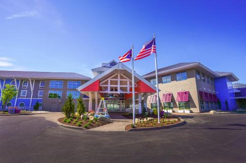 Sandusky Hotel | Castaway Bay by Cedar Point Resorts