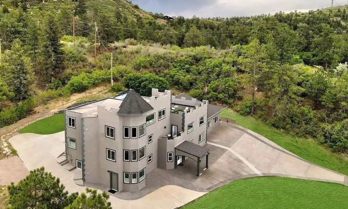 Castle Rock House | Castle 10BR 8BA Sleep20 Accessible CamperParking Shop Golf