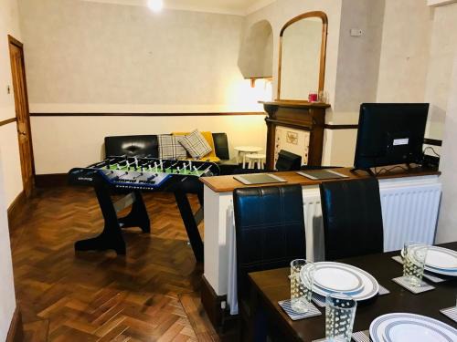 Castle Donington House | Castle Donington 5 Bed House 2 Baths Near EMA And Donington Park