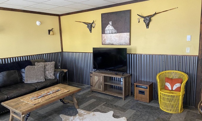 White Sulphur Springs House | Castle View Loft Downtown WSS