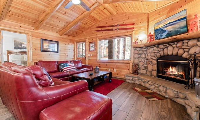 Big Bear Lake House | Catalina Creekside Cabin - Log Cabin, Perfect for Couples, Fenced Yard