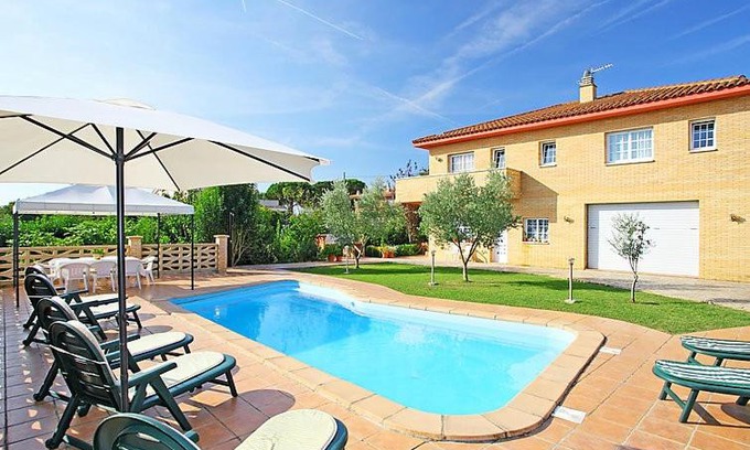 Sils Villa | Catalunya Casas Tranquil Costa Brava Retreat with private suite!