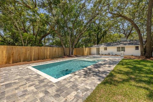 Saint Simons Heights House | Cater Cove - private pool 1 mile to beach quiet