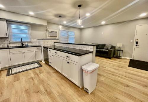 Joslyn Castle Apartment | Cathedral 7-New & Modern near UNMC