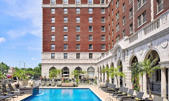 Central West End Hotel | Cathedral Basilica of Saint Louis Tour! Pets Allowed! W/Parking, Pool & Cinema!