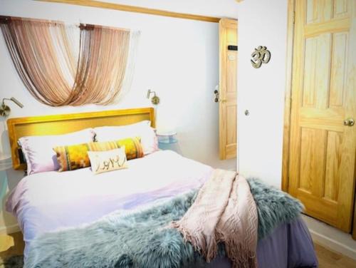 Highmount Apartment | Catskill Cabin Bird of Paradise 7