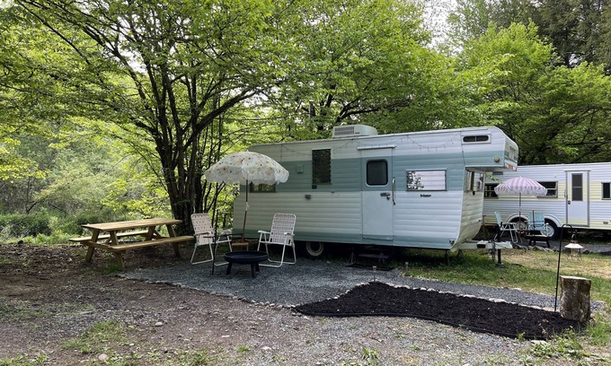 Parksville House | Catskills Beautiful 1964 Vintage Camper "Fannie"