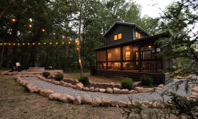 Monteagle House | Caverns,Sewanee,Hikes,Waterfalls: Basecamp Tiny
