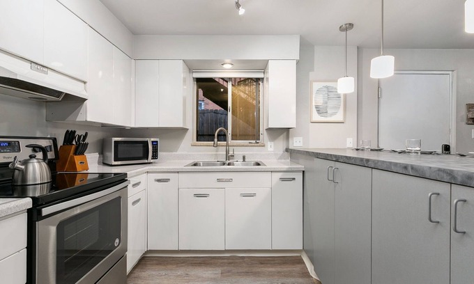 Old Town Condo | Caviar Suite, Moody Retreat by Old Town Square