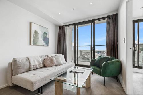 Auckland Central Business District Apartment | CBD 2BR Retreat w Pool & Gym by Zodiak Stays