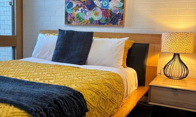 Geelong Apartment | CBD Geelong Apt w/Free Parking