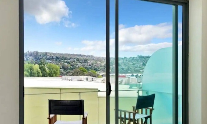 Launceston CBD Apartment | CBD locale with onsite restaurant, free gym, parking and wi-fi