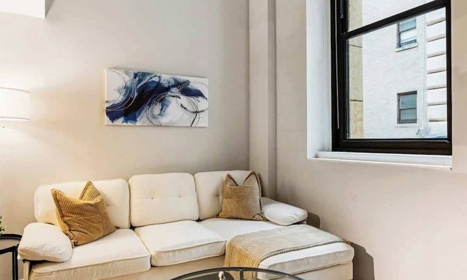 Downtown Cincinnati Apartment | CBD OTR Pool, Gym, Free Parking, 5 Mins to Stadiums