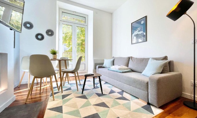 Quartier Chorier-Berriat Apartment | #CC Le Cadet Jean Jaurès A B and E tramway T2 equipped