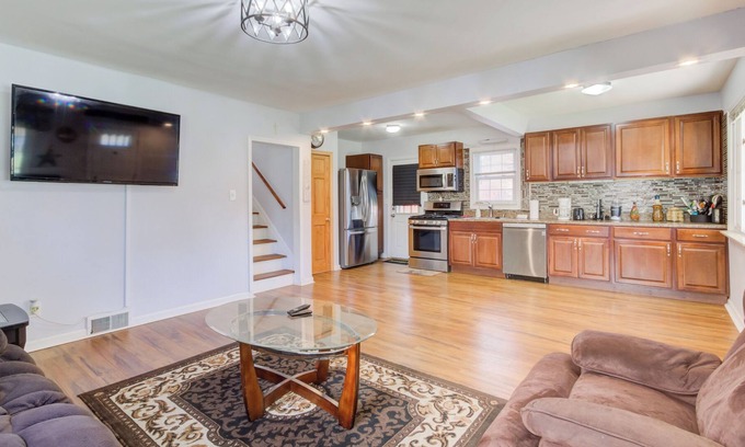 Center Line House | Cc3 presents Suburban Nites We welcome U2 enjoy our quad level home.420friendly