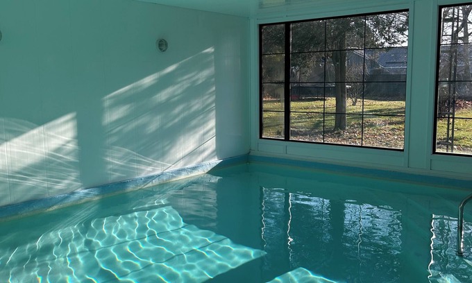Picton House | CC’s Cottage: Indoor Pool and Close to Sandbanks